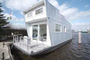 Tiny Houseboat in de haven in Heeg